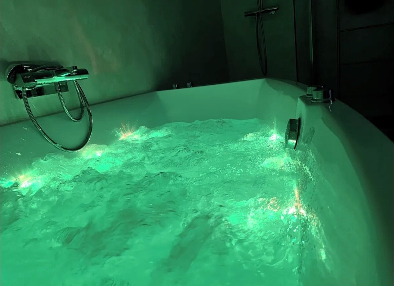 Een bubbelbad, een haardroger, handdoeken, zeep