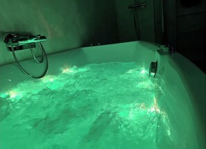 Whirlpool, Haartrockner, Handtücher, Seife