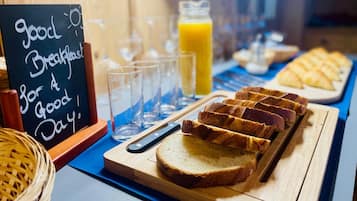 Se ofrece un desayuno bufé todos los días (por un coste adicional)