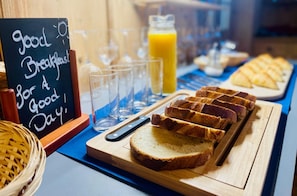 Daily buffet breakfast for a fee - Auberge les Charmettes (Bourg-Saint-Pierre)