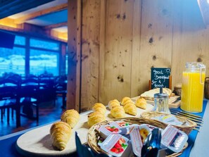 Morgunverður, hádegisverður og kvöldverður í boði
