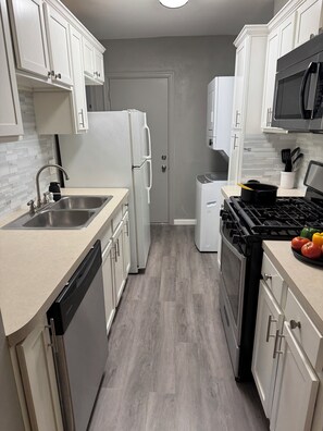 Een koelkast, een microgolfoven, een oven, een kookplaat