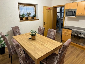 Apartment | Private kitchen | Fridge, oven, coffee/tea maker, electric kettle - Double Room in Saalfelden by the Steinernes Meer (Saalfelden am Steinernen Meer)