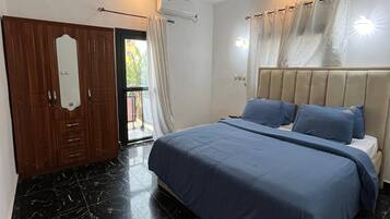 3 bedrooms, iron/ironing board, WiFi, bed sheets