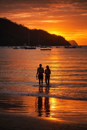 En la playa, camastros y toallas de playa 