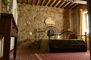 7 bedrooms, iron/ironing board, WiFi, bed sheets