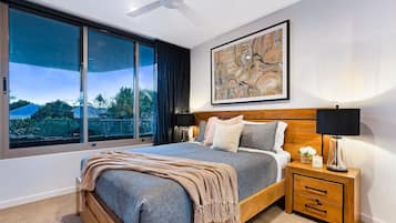 3 habitaciones, escritorio y tabla de planchar con plancha