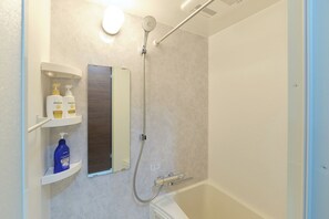 Combined shower/bathtub, hair dryer, towels, shampoo - GRANQUAL Horikiri by Tranova (Tokyo)