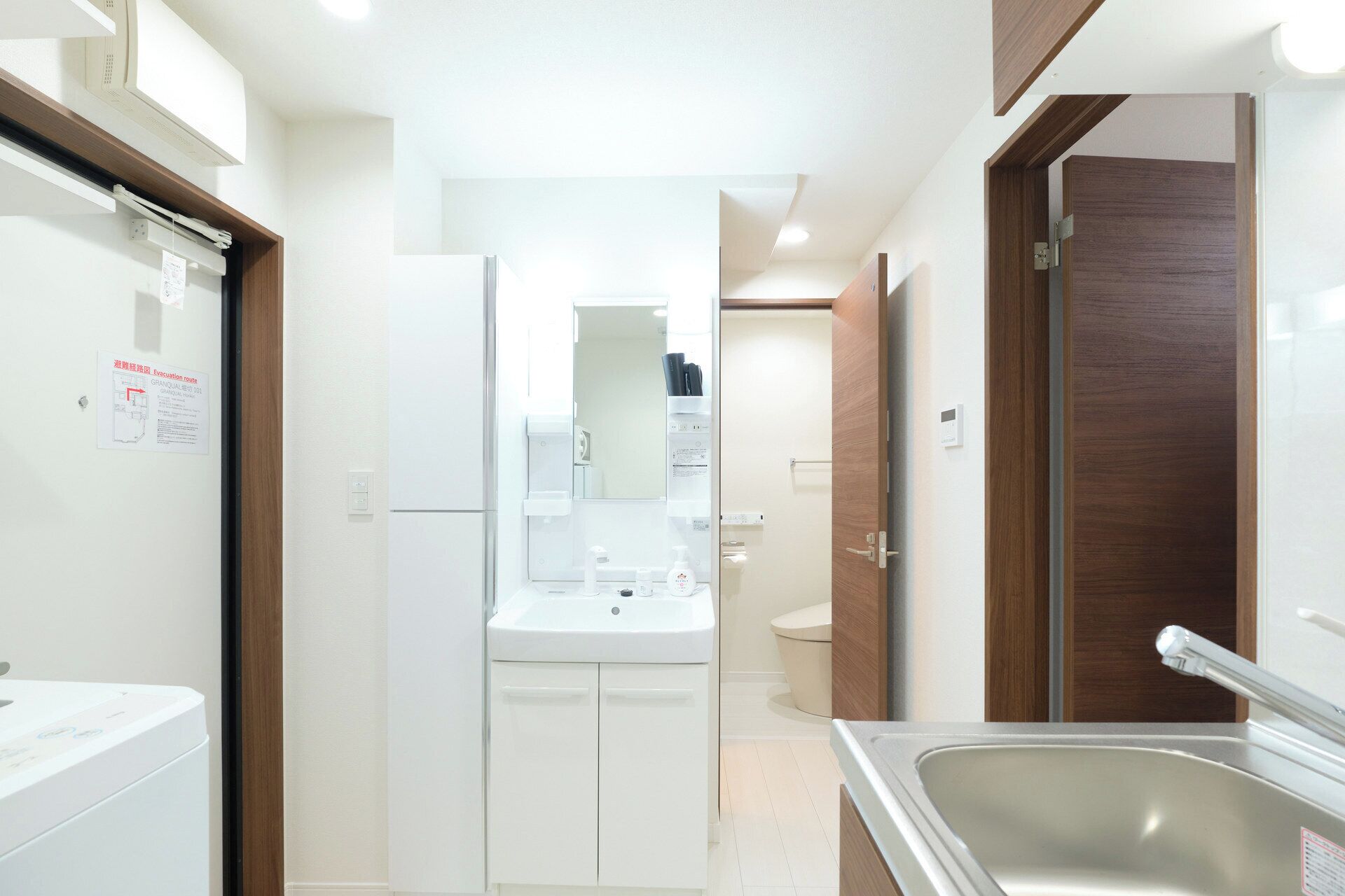 Combined shower/tub, hair dryer, towels, shampoo