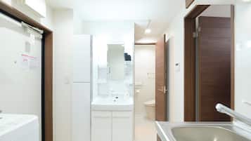 Combinazione doccia/vasca, asciugacapelli, asciugamani, shampoo