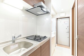 冷蔵庫、電子レンジ、オーブン、コンロ