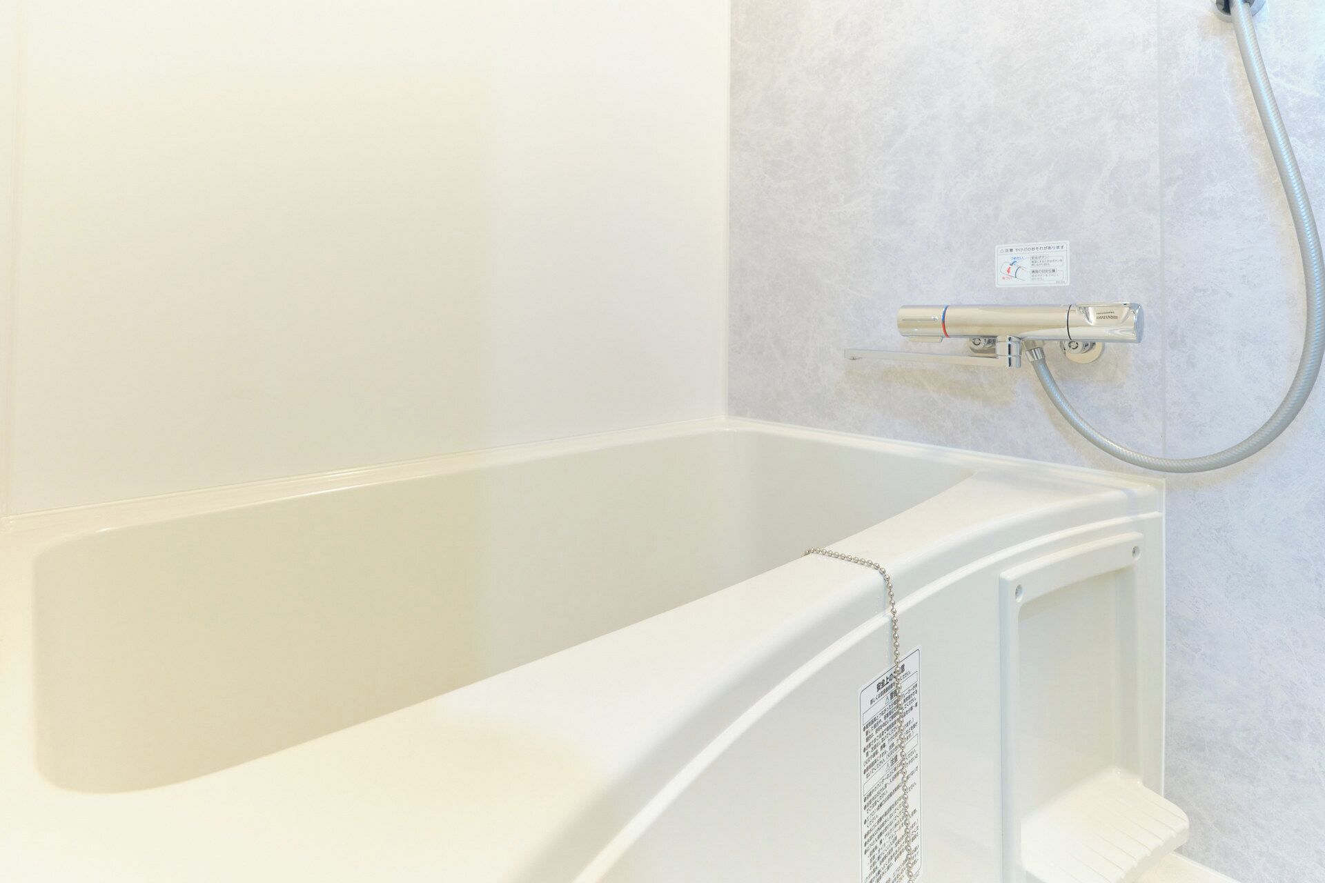 Combined shower/bathtub, hair dryer, towels, shampoo