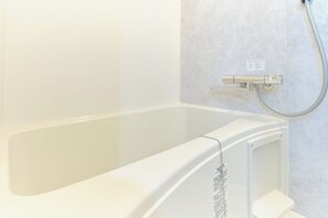 Combined shower/bathtub, hair dryer, towels, shampoo - GRANQUAL Horikiri by Tranova (Tokyo)