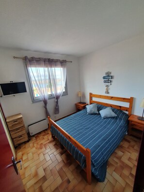 2 bedrooms, iron/ironing board, travel cot, free WiFi