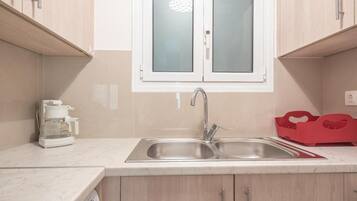 Fridge, oven, coffee/tea maker, cookware/dishes/utensils