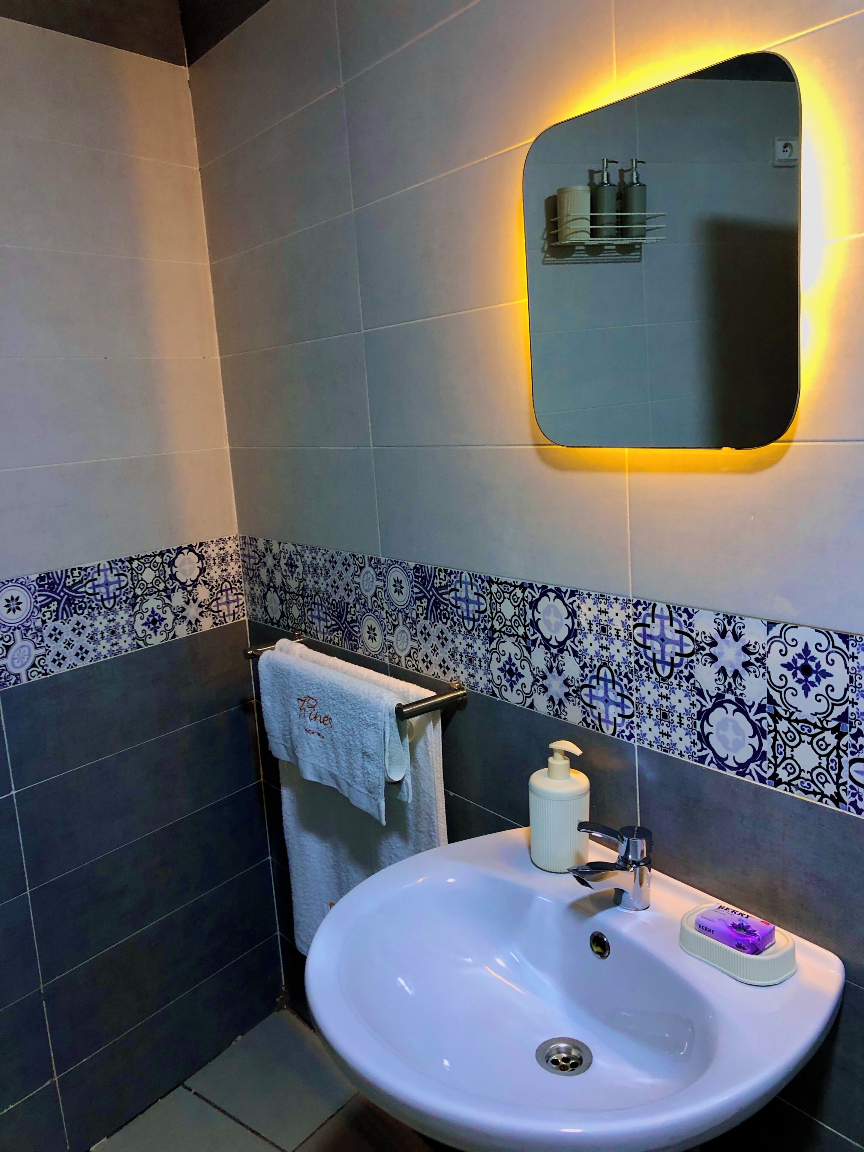 Secadora de cabello, bidet, toallas, jabón 