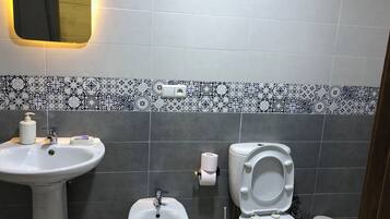 Secador de pelo, bidet, toallas, jabón