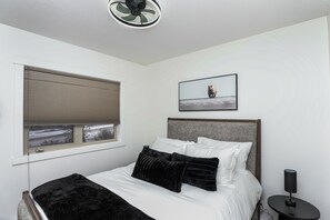 2 bedrooms, desk, iron/ironing board, free WiFi - Mountains' Edge by ML (Canmore)