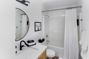 Shower, hair dryer, towels, soap - Mountains' Edge by ML (Canmore)