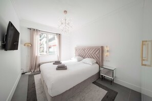 2 chambres, bureau, fer et planche à repasser, lit parapluie