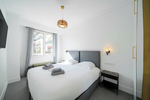 2 habitaciones, escritorio y tabla de planchar con plancha