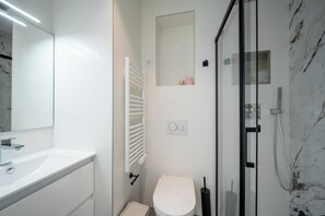 Shower, hair dryer, towels