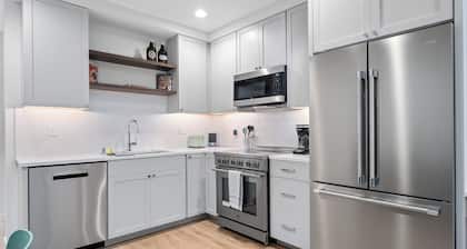 Modern Townhome in Walkable Ballard - 2 bedroom, 2 bathroom with AC