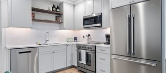 Modern Townhome in Walkable Ballard - 2 bedroom, 2 bathroom with AC