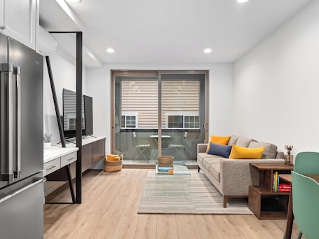Smart TV. Modern Townhome in Walkable Ballard - 2 bedroom, 2 bathroom with AC