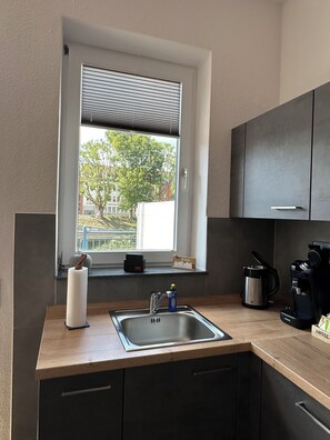 Jääkaappi, uuni, liesi, astianpesukone