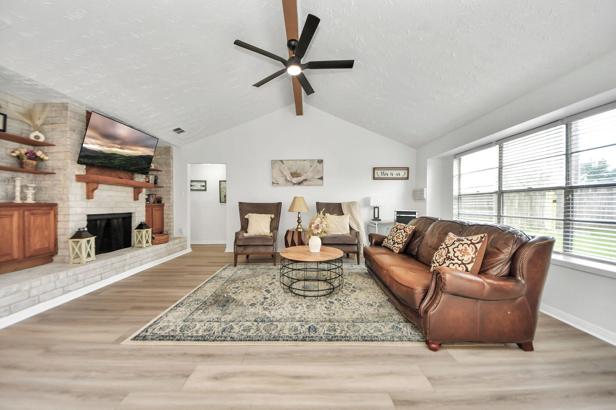 TV connectée, cheminée, livres