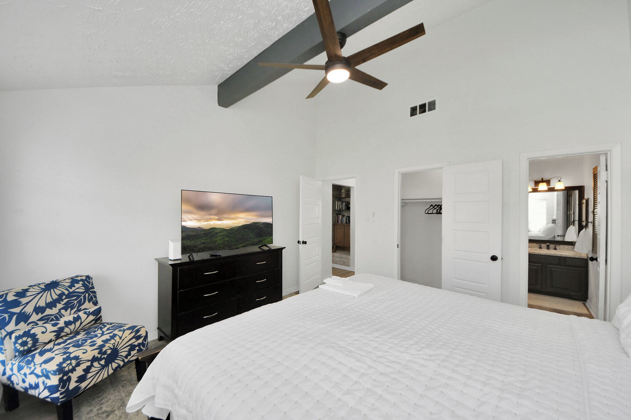 3 chambres, bureau, fer et planche à repasser, lit parapluie