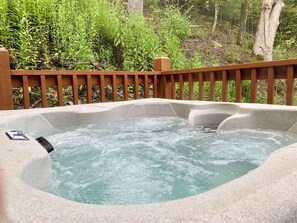 Outdoor spa tub - Modern Cabin with Hot Tub, Air Hockey, King Beds, Grill and Outdoor Pool! (Sevierville)
