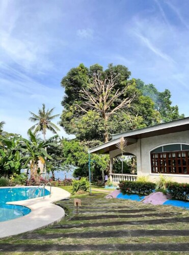 Seafront Vacation House w/ Pool