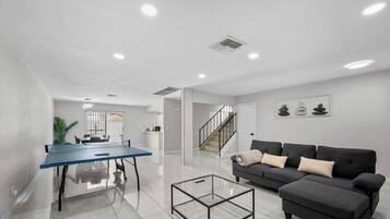 Smart TV, table tennis