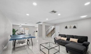 Una Smart TV, una mesa de tenis de mesa