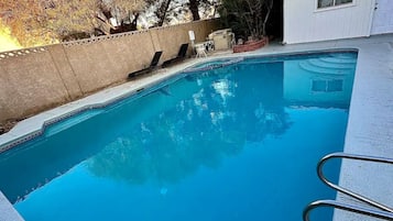 Alberca al aire libre y alberca climatizada