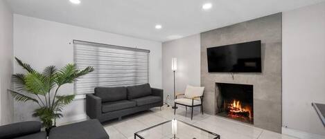 Smart TV, table tennis