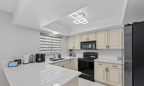 Frigorífico, microondas, horno y placa de cocina