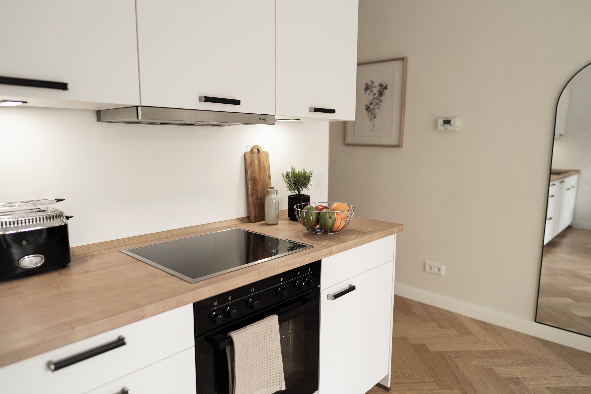 Réfrigérateur, un four, surface de cuisson, lave-vaisselle