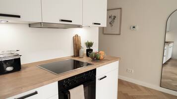 Réfrigérateur, un four, surface de cuisson, lave-vaisselle