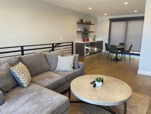 Una Smart TV, una chimenea