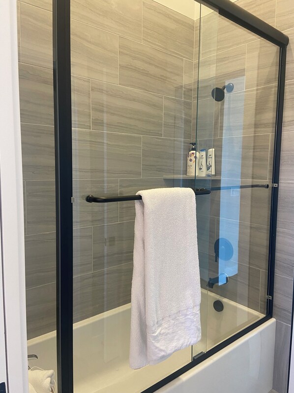 Douche, sèche-cheveux, serviettes fournies, savon