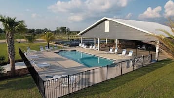 室外游泳池,恒温泳池