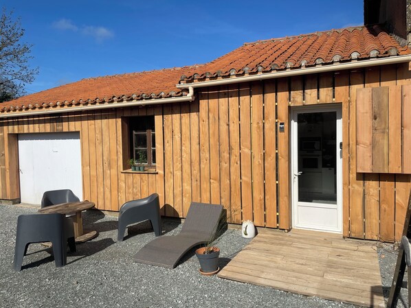 Outdoor dining - Lakeside country house. 25 min from puy du fou. Nature and calm (Monsireigne)