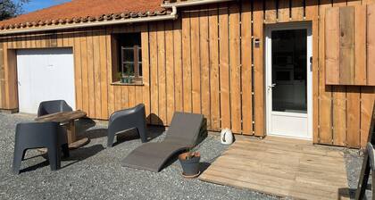 Lakeside country house. 25 min from puy du fou. Nature and calm