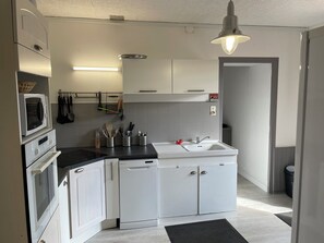 Fridge, microwave, oven, stovetop - Lakeside country house. 25 min from puy du fou. Nature and calm (Monsireigne)