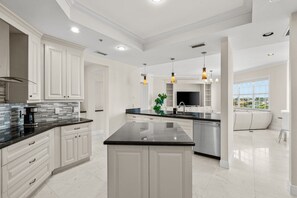 Fridge, microwave, oven, stovetop - LUXURY 4-Ensuites Beach condo in Jupiter 100 Yards to Ocean!Ocean Views! (Jupiter)