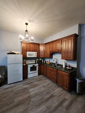 Jääkaappi, mikroaaltouuni, uuni, liesi