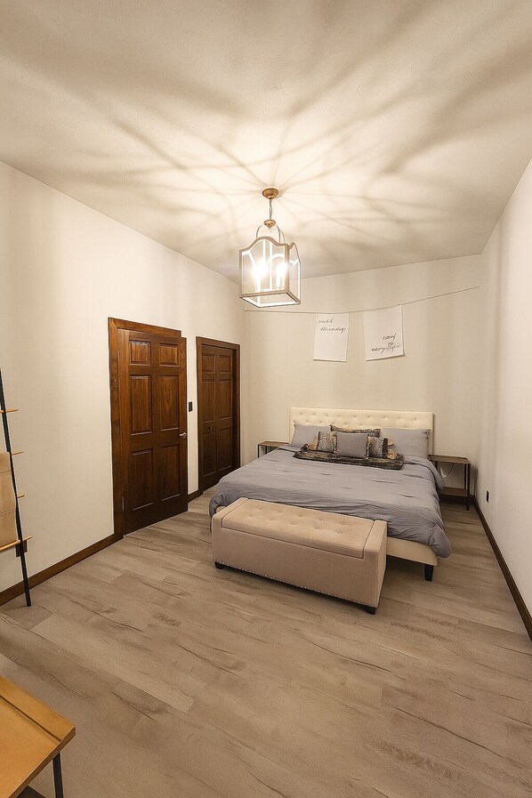 2 makuuhuonetta, työpöytä, vuodevaatteet